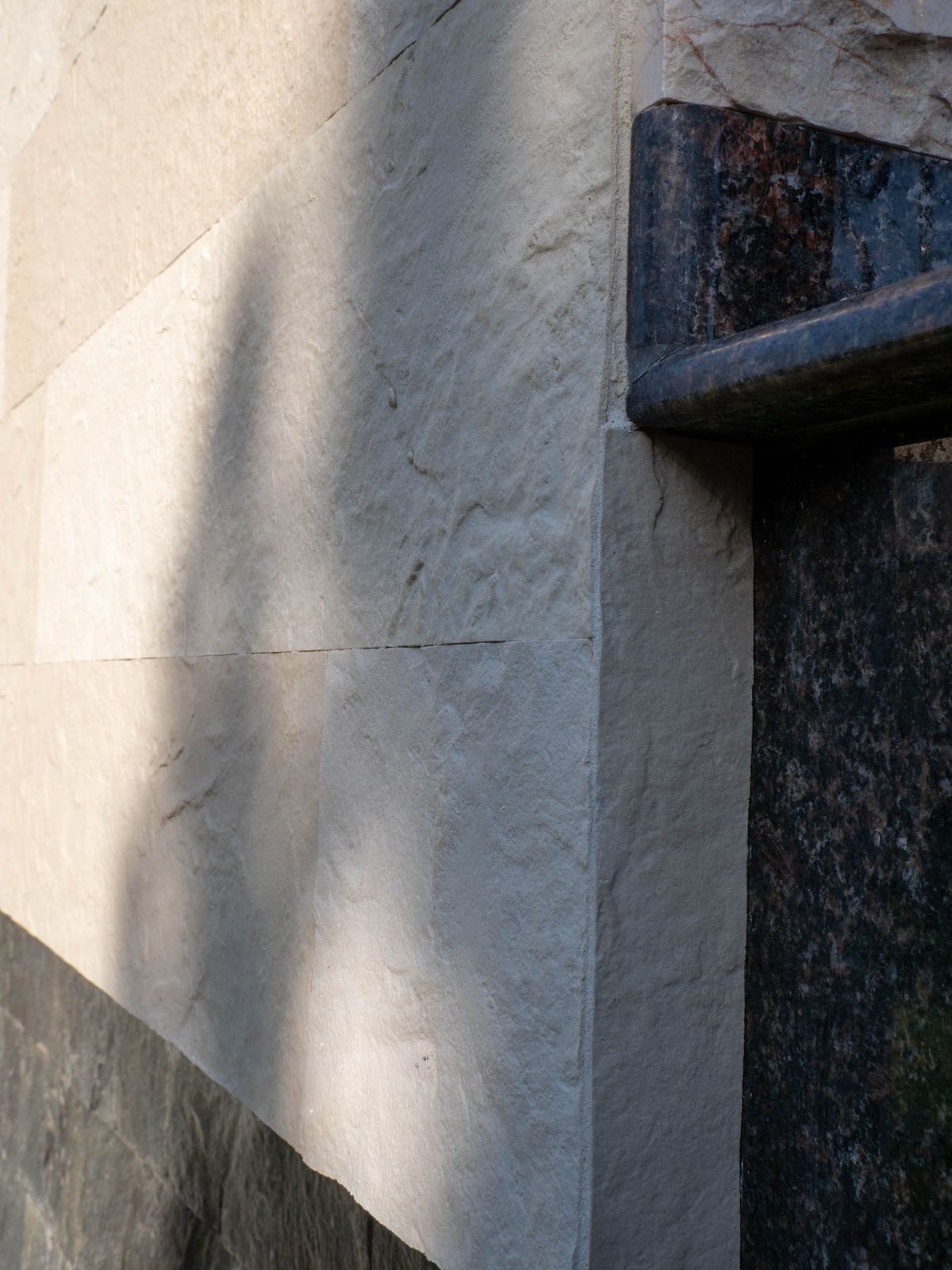 Colț cu două planuri placate cu piatră flexibilă Tender Rock, textură în relief