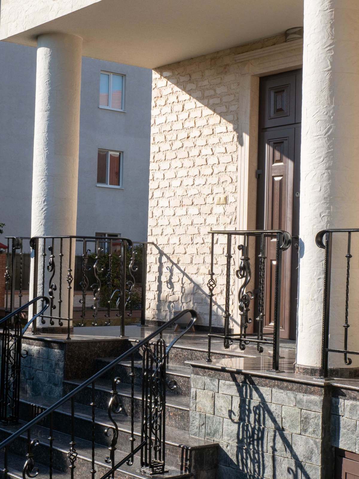 Coloană rotundă lângă intrare, placată cu piatră flexibilă pe toată raza